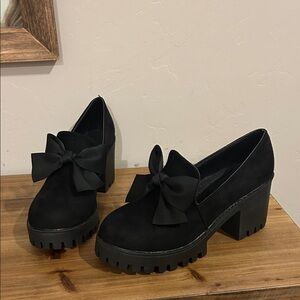 Black Women's Shoes with Bow Detail